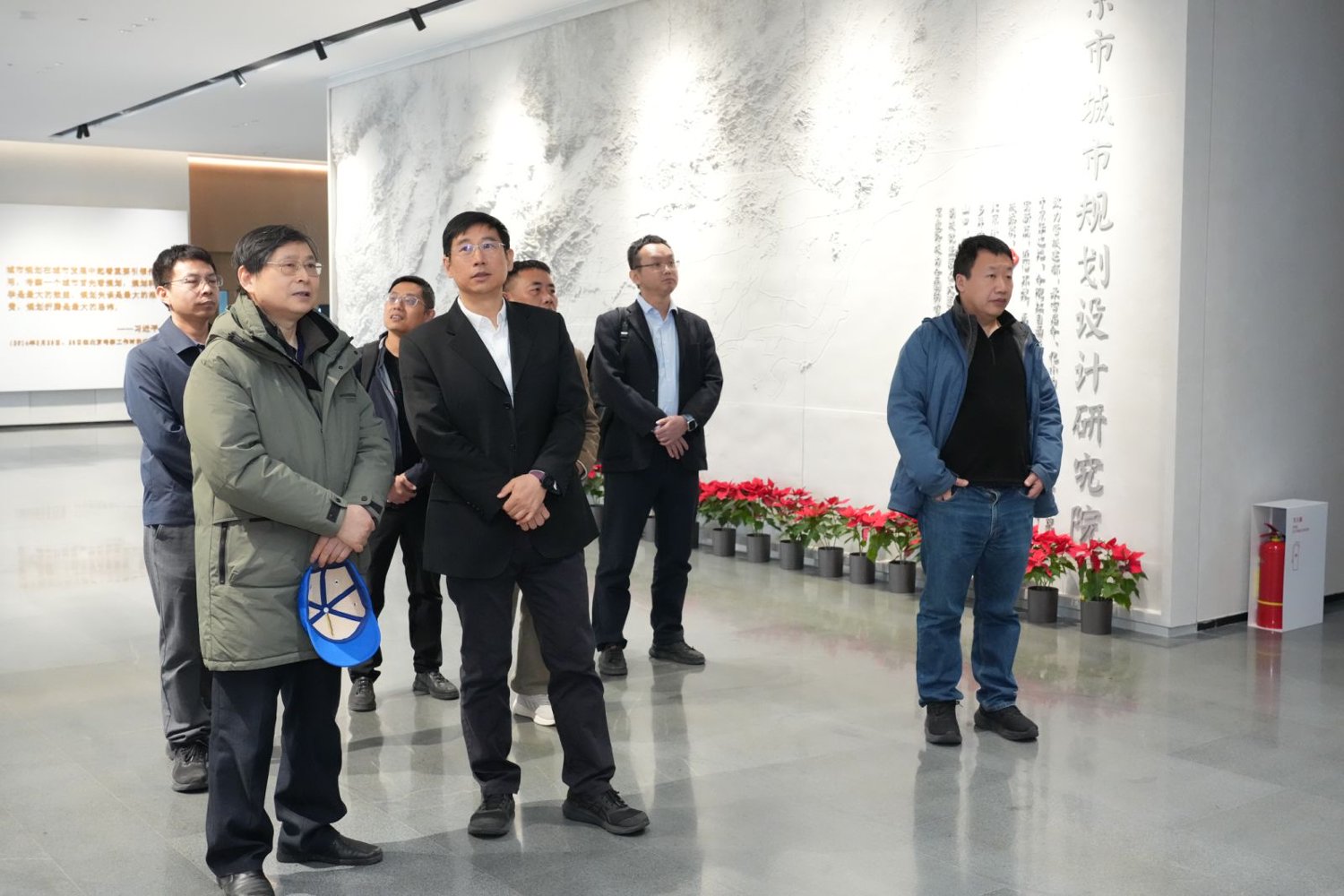 1张晓昕副书记陪同专家参观.jpg